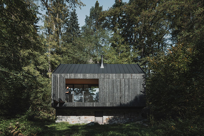 Mimosa Architects reconstruye una cabaña frente al río