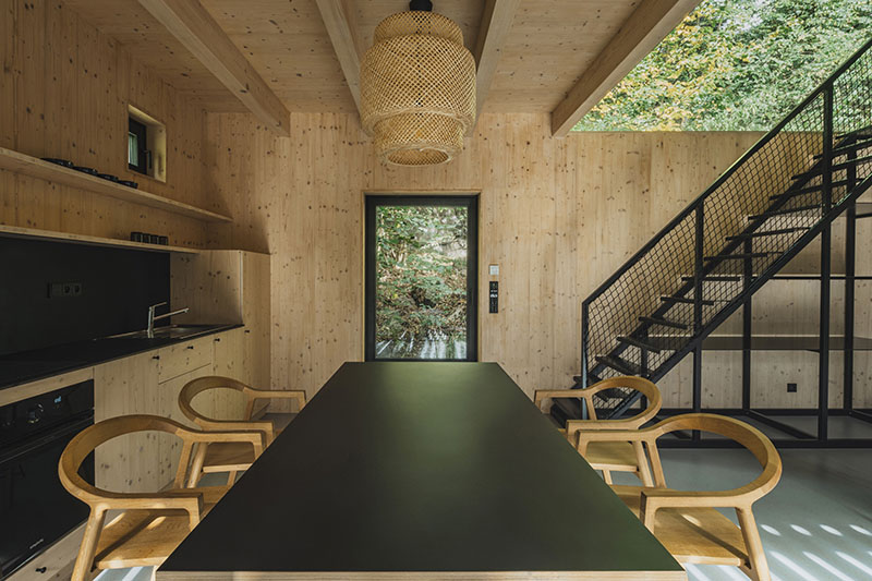 Mimosa Architects reconstruye una cabaña frente al río