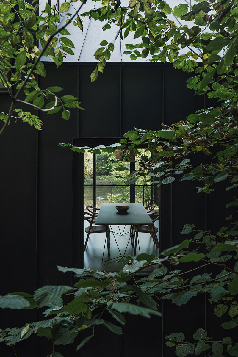 Mimosa Architects reconstruye una cabaña frente al río