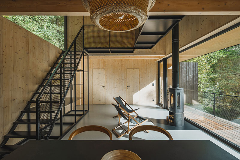 Mimosa Architects reconstruye una cabaña frente al río