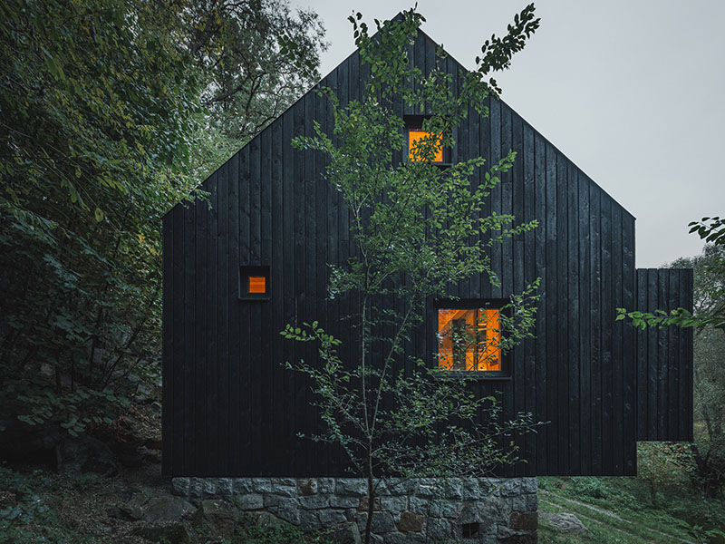 Mimosa Architects reconstruye una cabaña frente al río