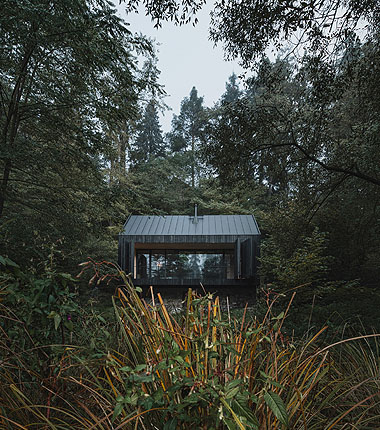 Mimosa Architects reconstruye una cabaña frente al río