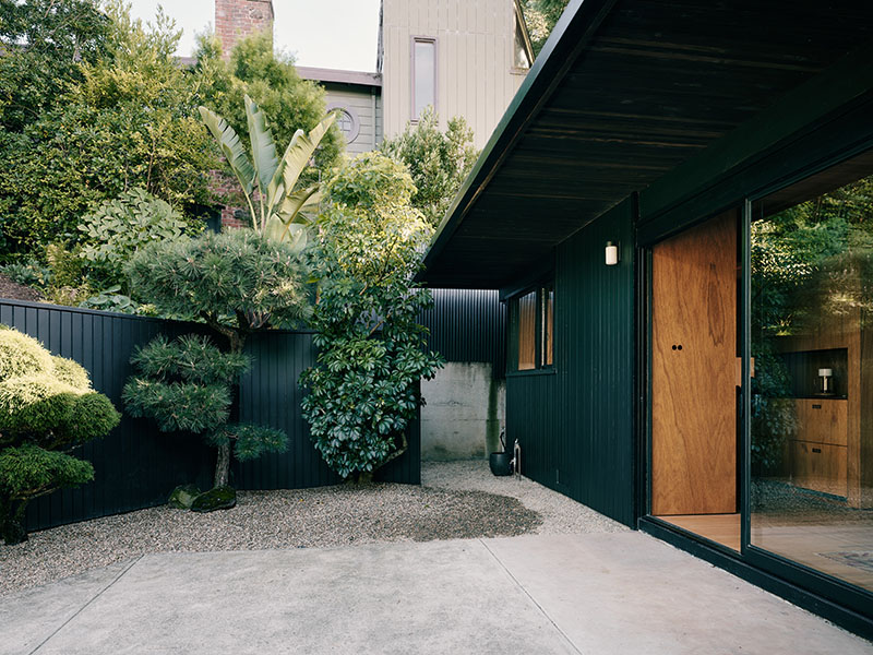 Mork-Ulnes Architects reforma una casa ideada por Roger Lee