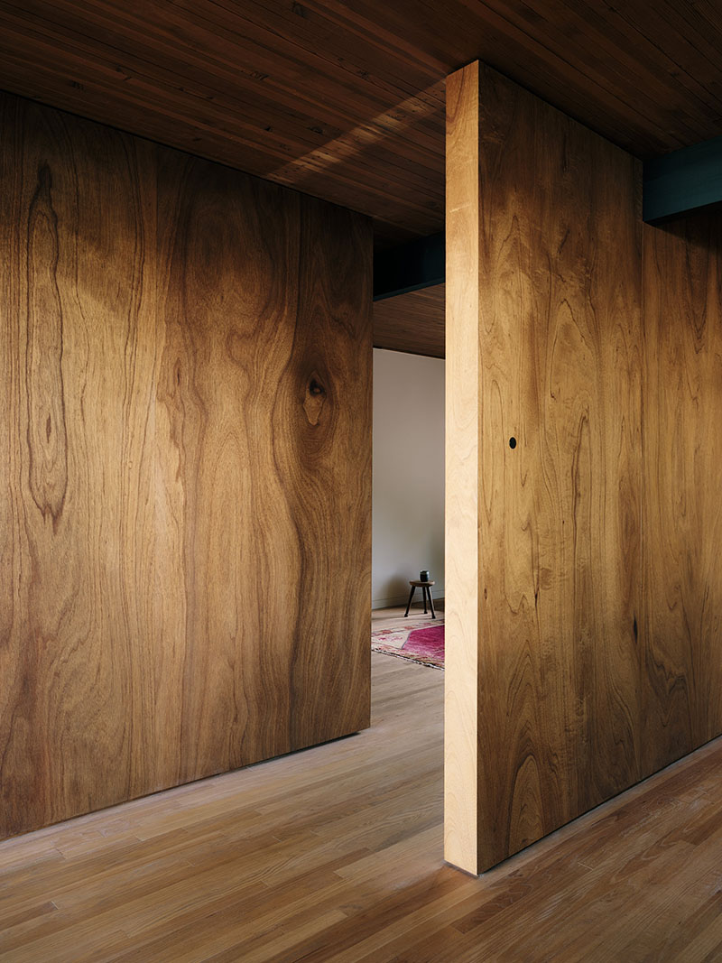 Mork-Ulnes Architects reforma una casa ideada por Roger Lee