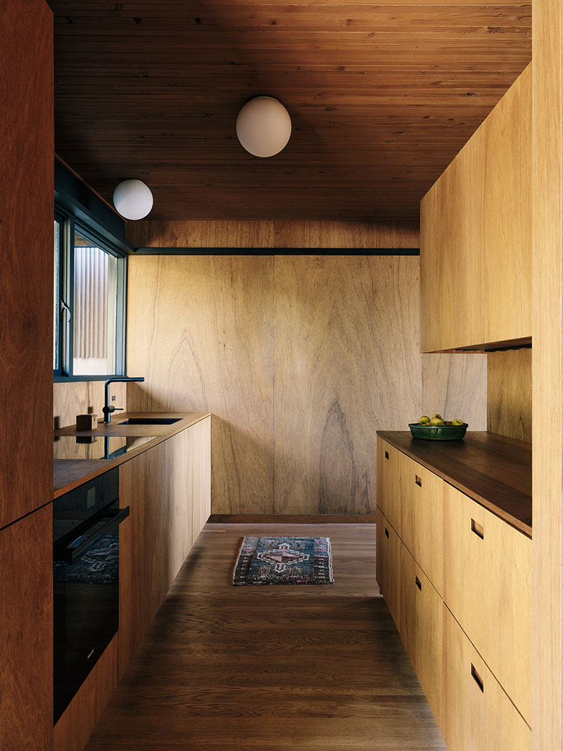 Mork-Ulnes Architects reforma una casa ideada por Roger Lee