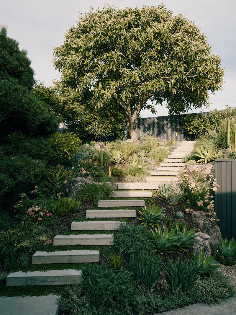 Mork-Ulnes Architects reforma una casa ideada por Roger Lee