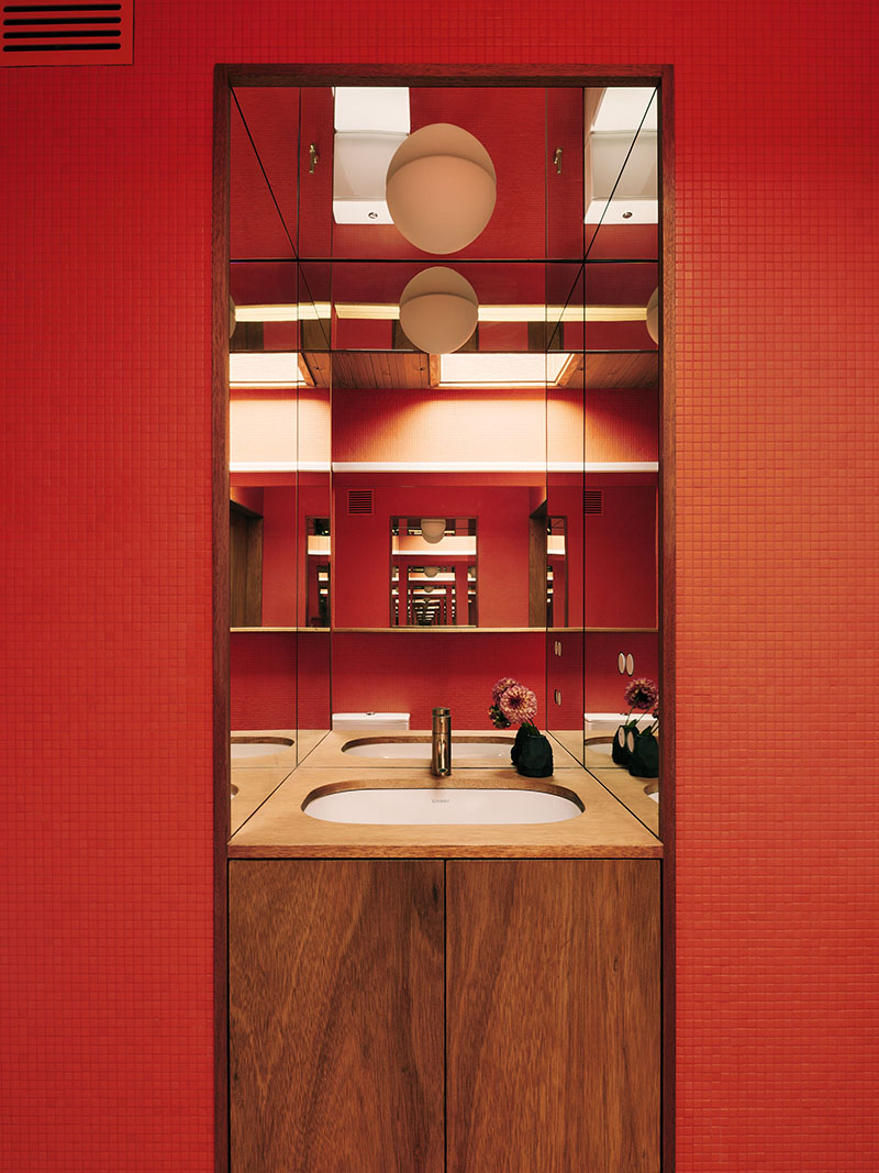 Mork-Ulnes Architects reforma una casa ideada por Roger Lee