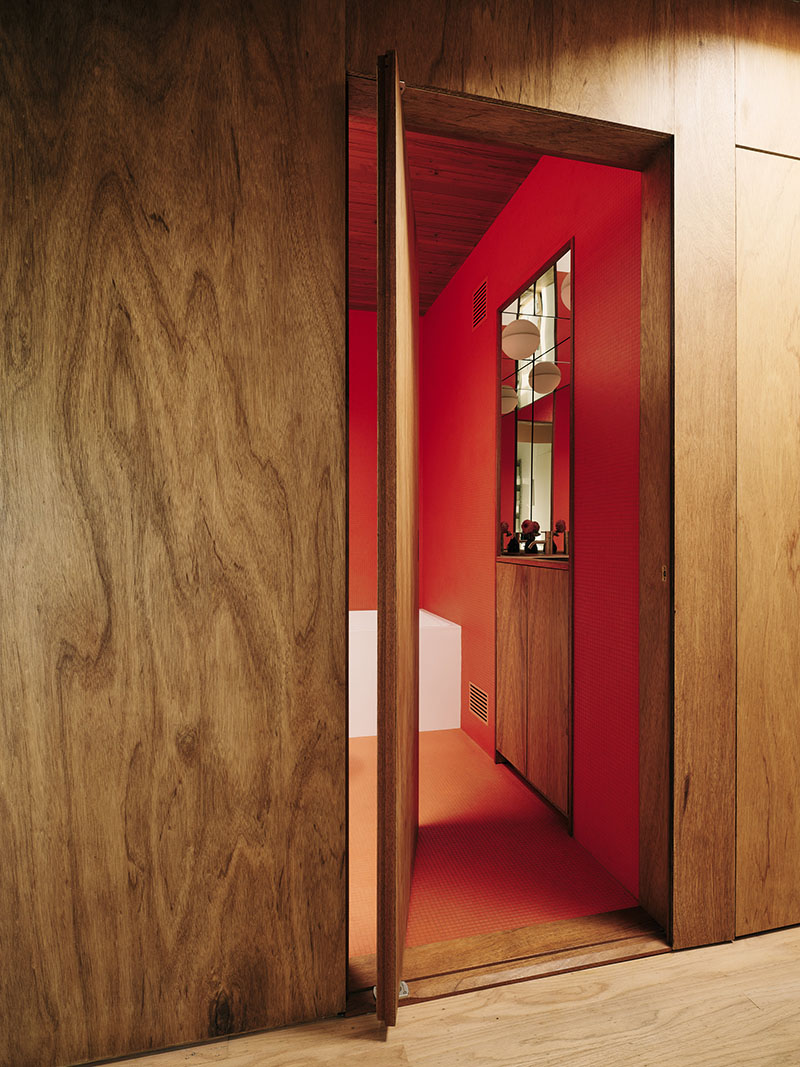 Mork-Ulnes Architects reforma una casa ideada por Roger Lee