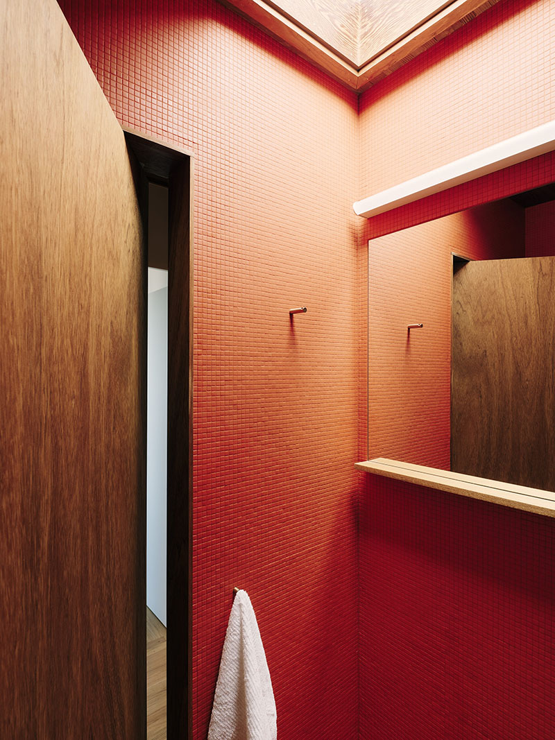 Mork-Ulnes Architects reforma una casa ideada por Roger Lee