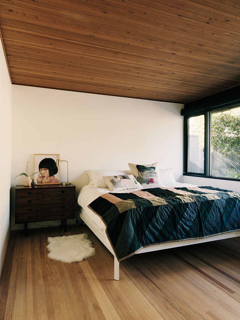 Mork-Ulnes Architects reforma una casa ideada por Roger Lee