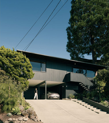 Mork-Ulnes Architects reforma una casa ideada por Roger Lee