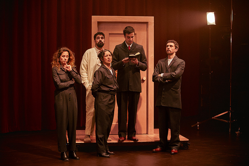 Niebla: identidad, ficción y zozobra en Nave 10 Matadero