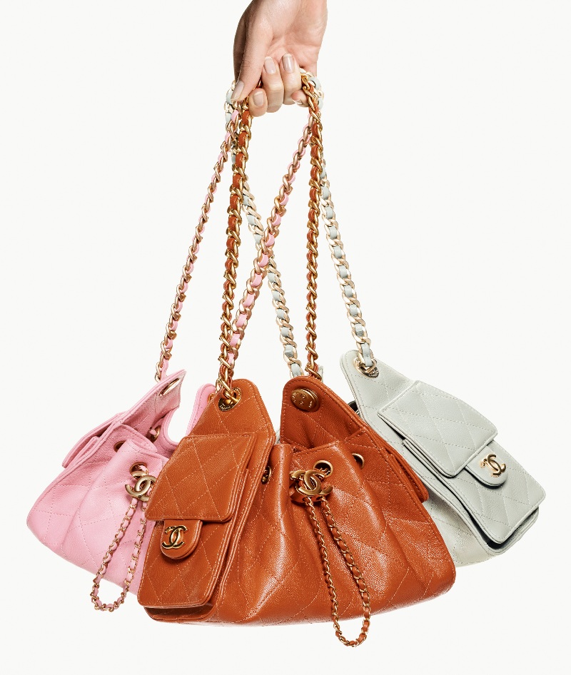 Margot Robbie se divierte por París con su bolso Chanel 25