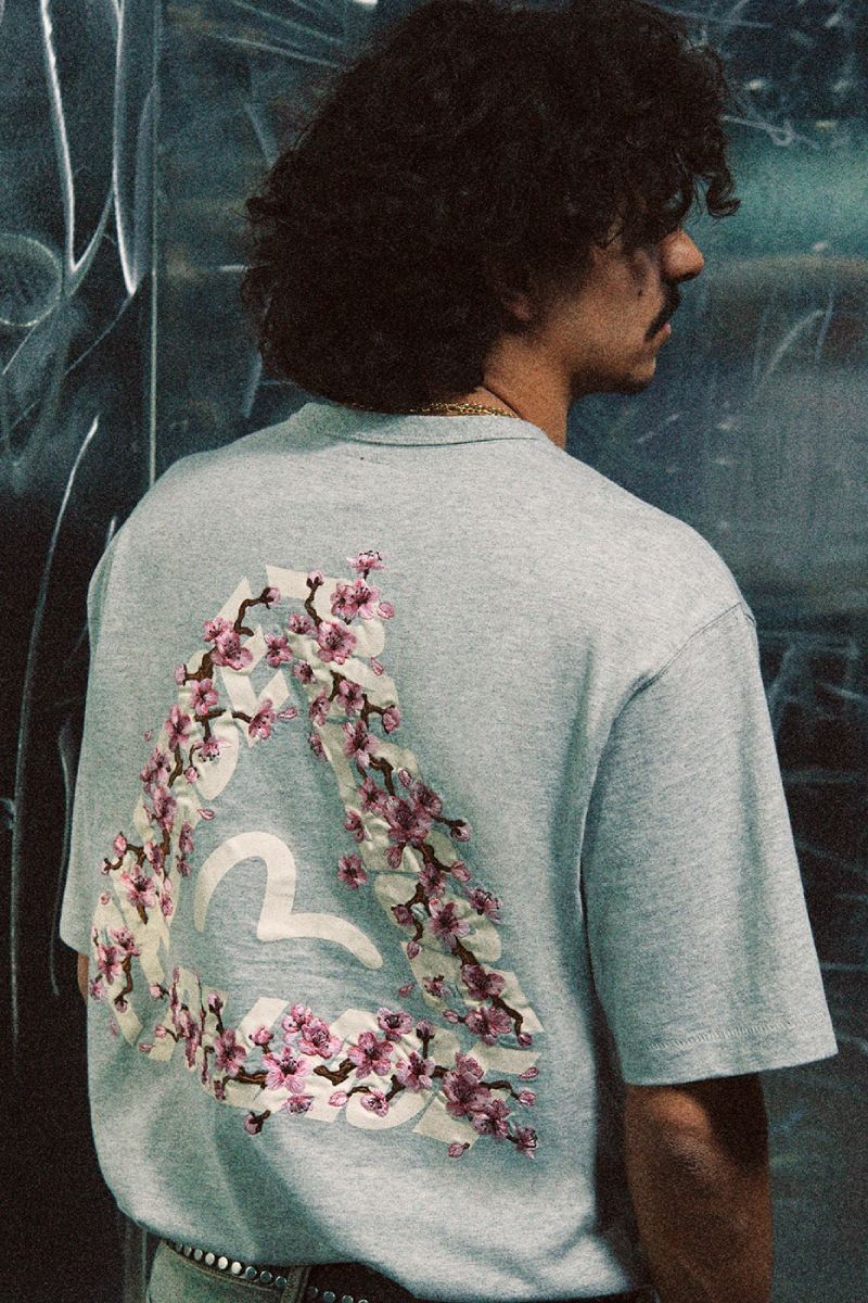 Palace y Evisu vuelven a darnos moda urbana Y2K para ss26