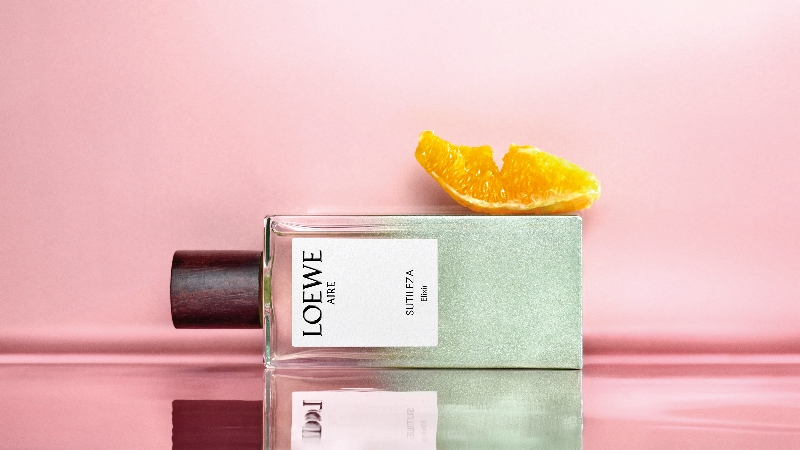 Loewe acentúa su clásico Aire Sutileza para la primavera