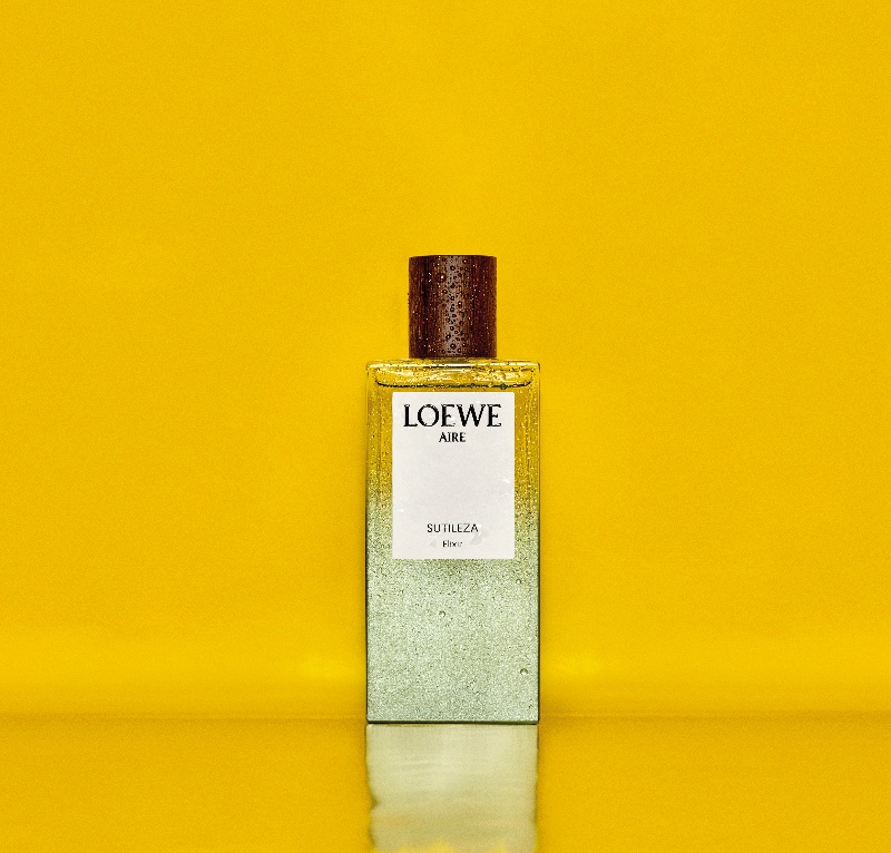 Loewe acentúa su clásico Aire Sutileza para la primavera