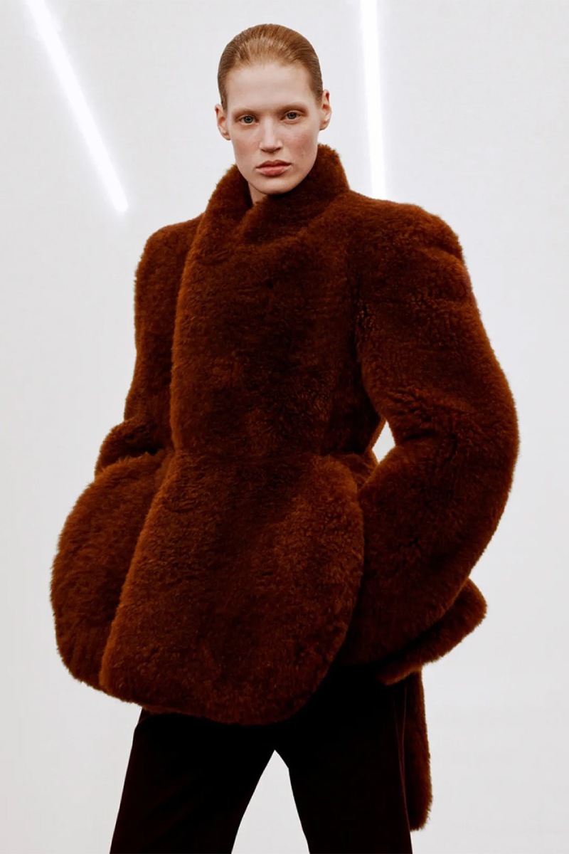 Phoebe Philo nos da otra clase de elegancia contemporánea