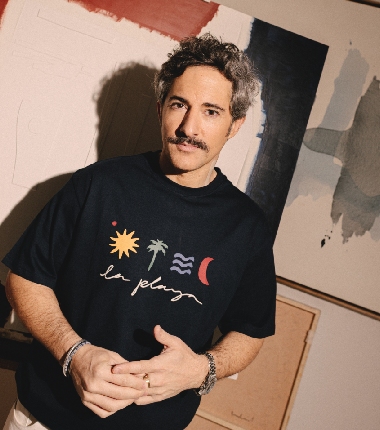 Jimmy Millán dibuja en la ropa de Boston cómo es el verano