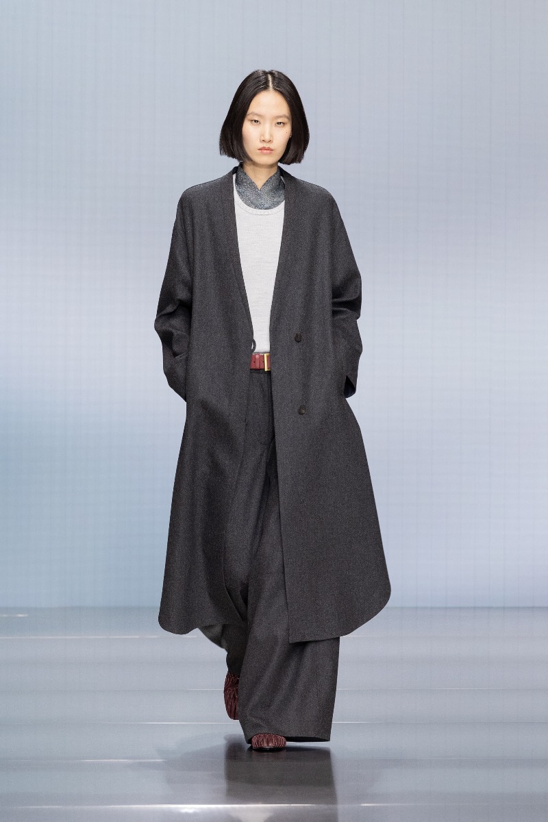 Giorgio Armani FW26: renueva el lujo con colores sobrios