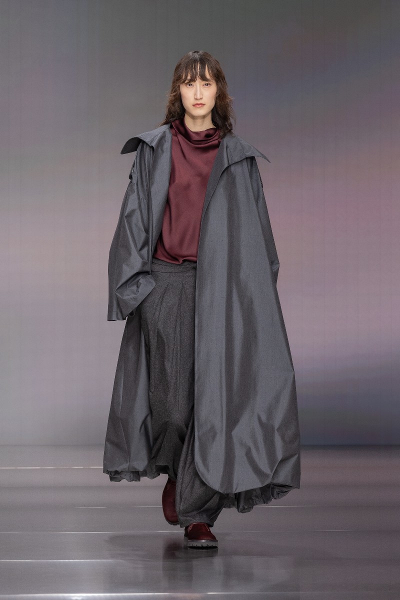 Giorgio Armani FW26: renueva el lujo con colores sobrios
