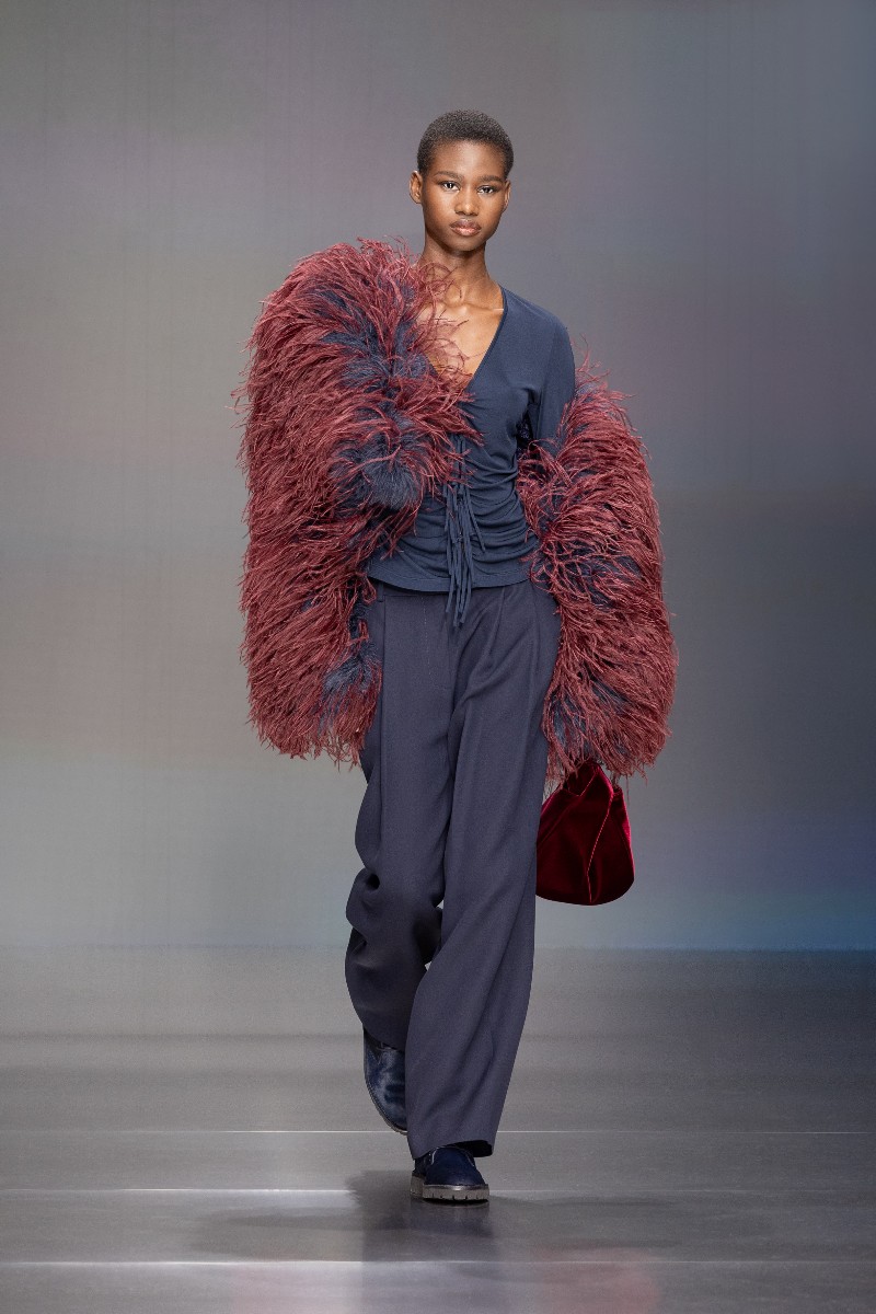 Giorgio Armani FW26: renueva el lujo con colores sobrios