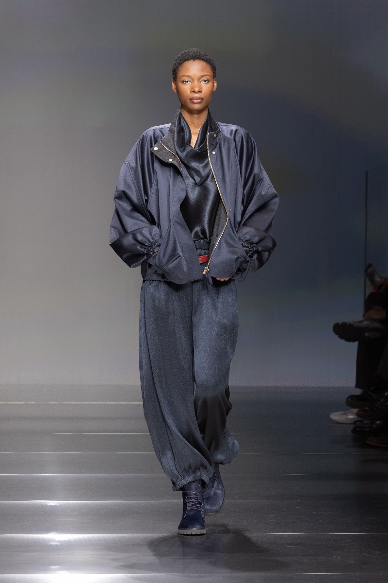 Giorgio Armani FW26: renueva el lujo con colores sobrios