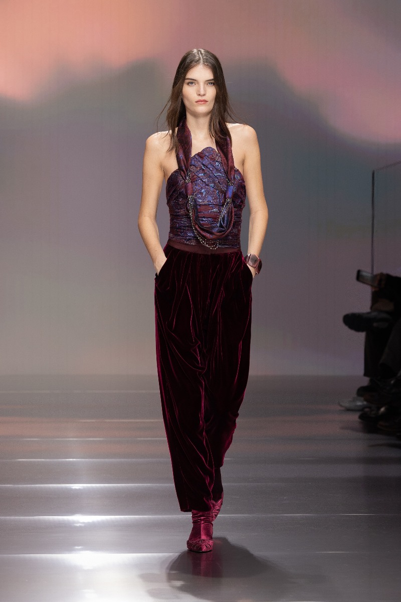 Giorgio Armani FW26: renueva el lujo con colores sobrios