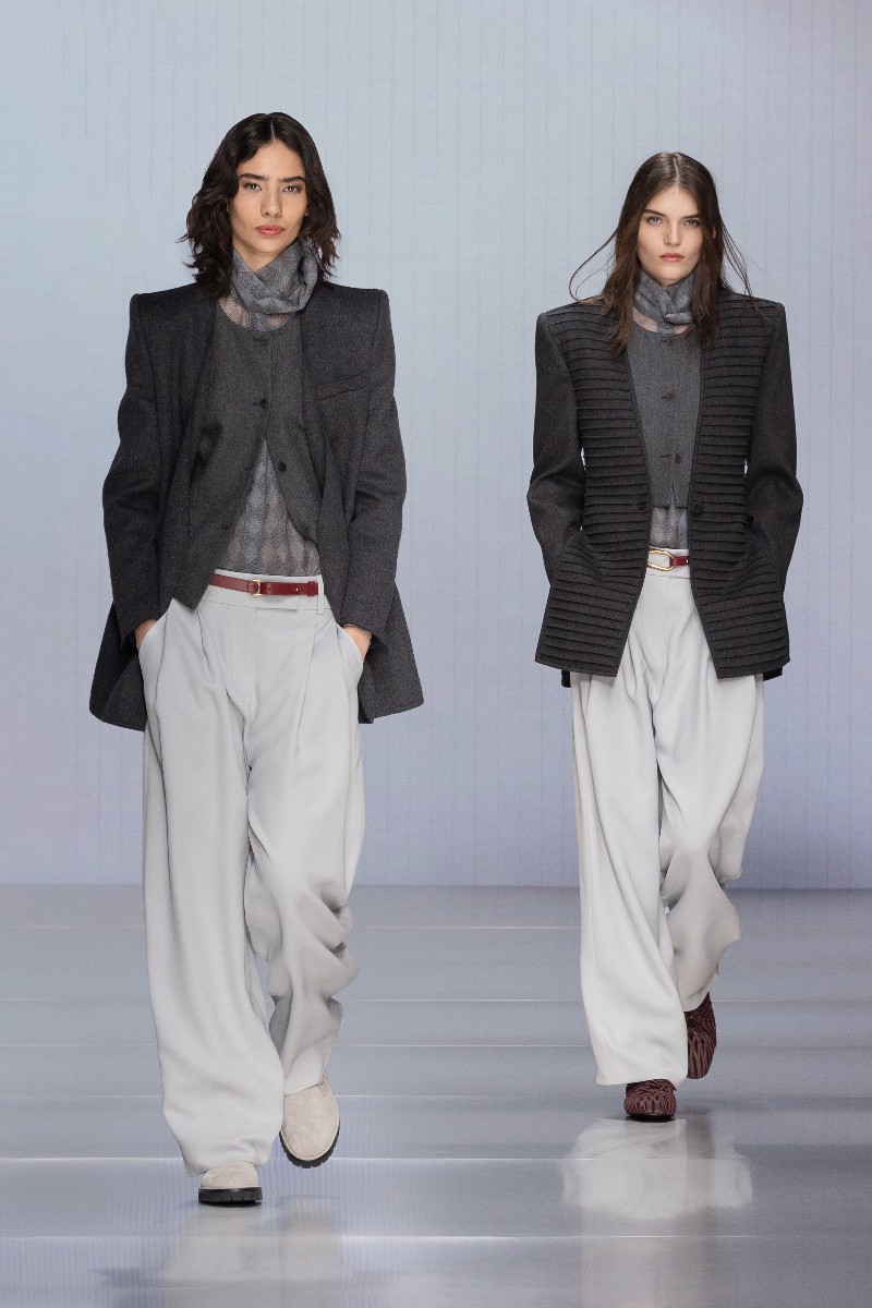 Giorgio Armani FW26: renueva el lujo con colores sobrios