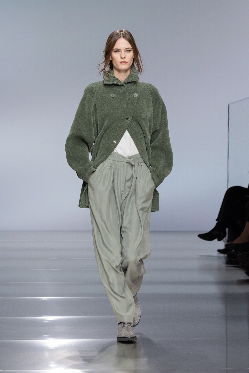 Giorgio Armani FW26: renueva el lujo con colores sobrios
