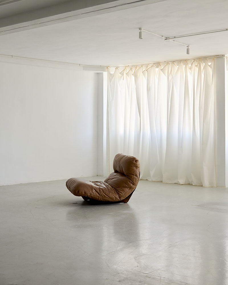 Umbo: espacio versátil con colección privada de mobiliario