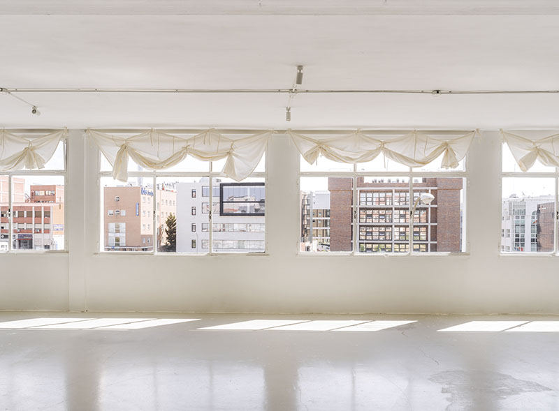 Umbo: espacio versátil con colección privada de mobiliario