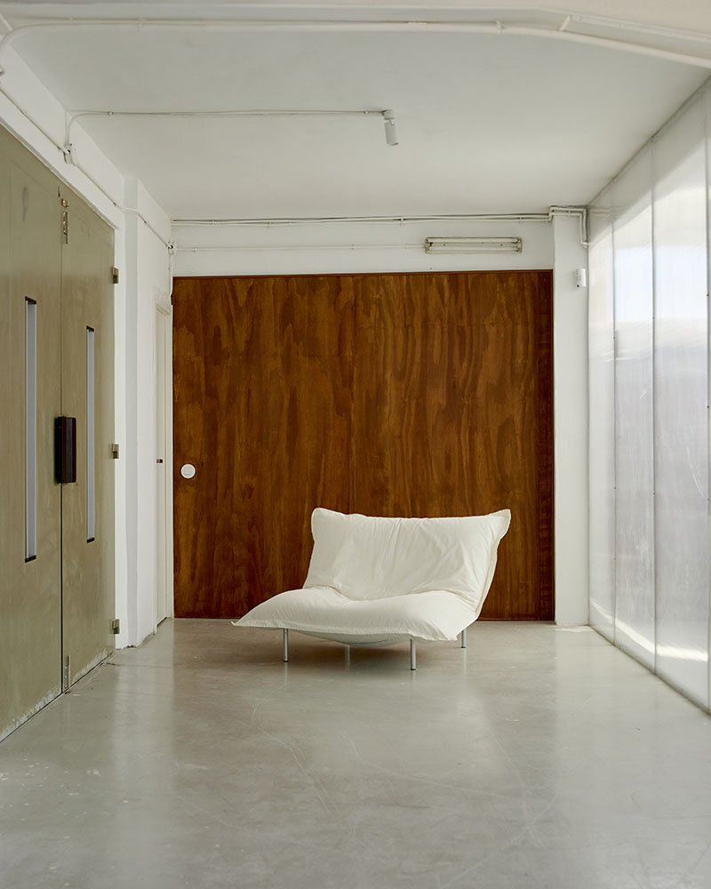 Umbo: espacio versátil con colección privada de mobiliario