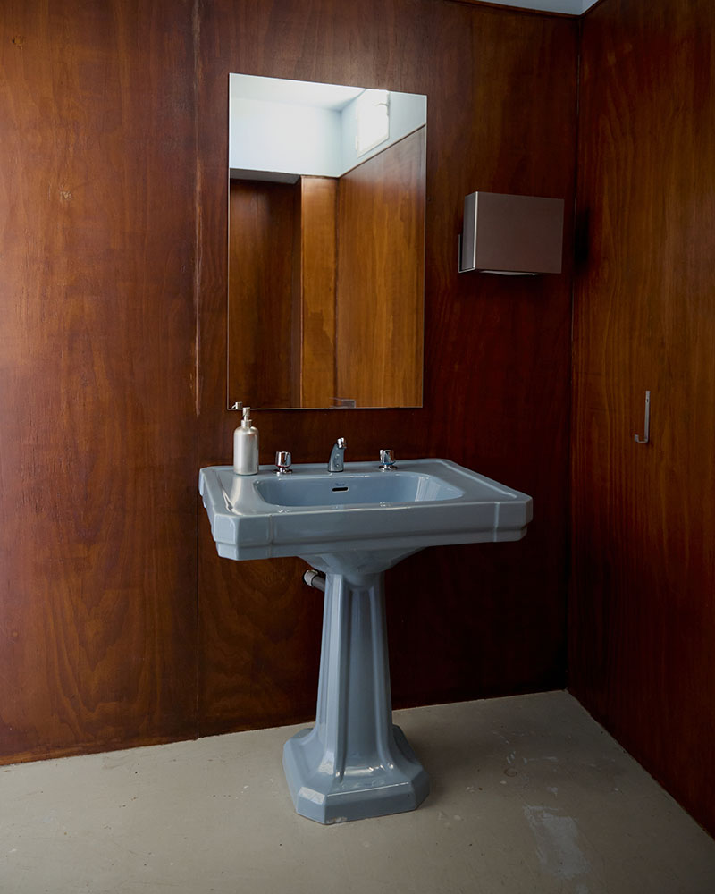 Umbo: espacio versátil con colección privada de mobiliario