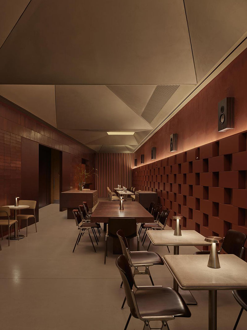 Ainen: Urbanjobs diseña un burger bar flexible en Estambul