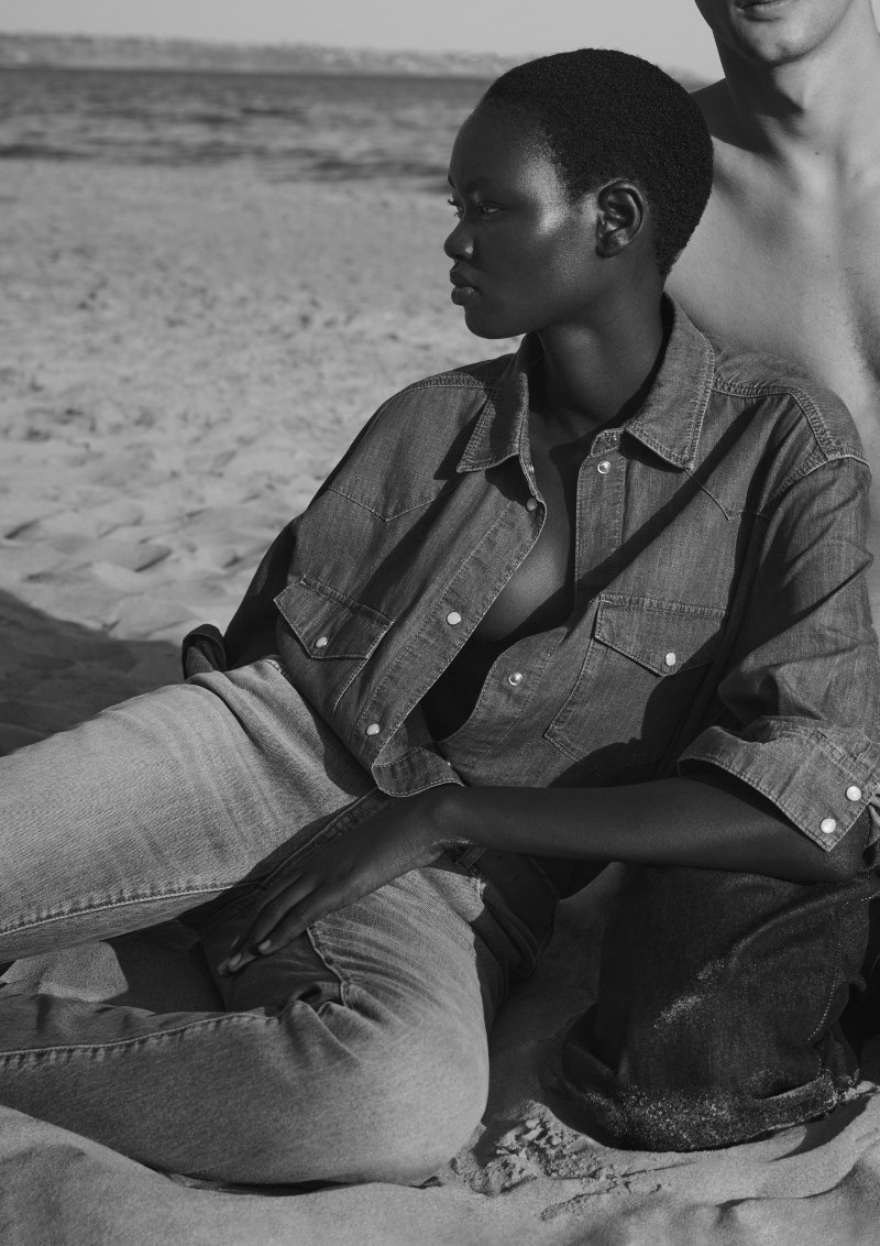 Emporio Armani celebra el legado de la línea Armani Jeans