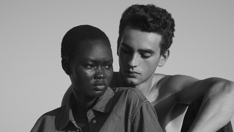 Emporio Armani celebra el legado de la línea Armani Jeans