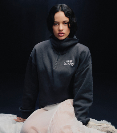 Rosalía se pone las New Balance 204L, de estilo discreto
