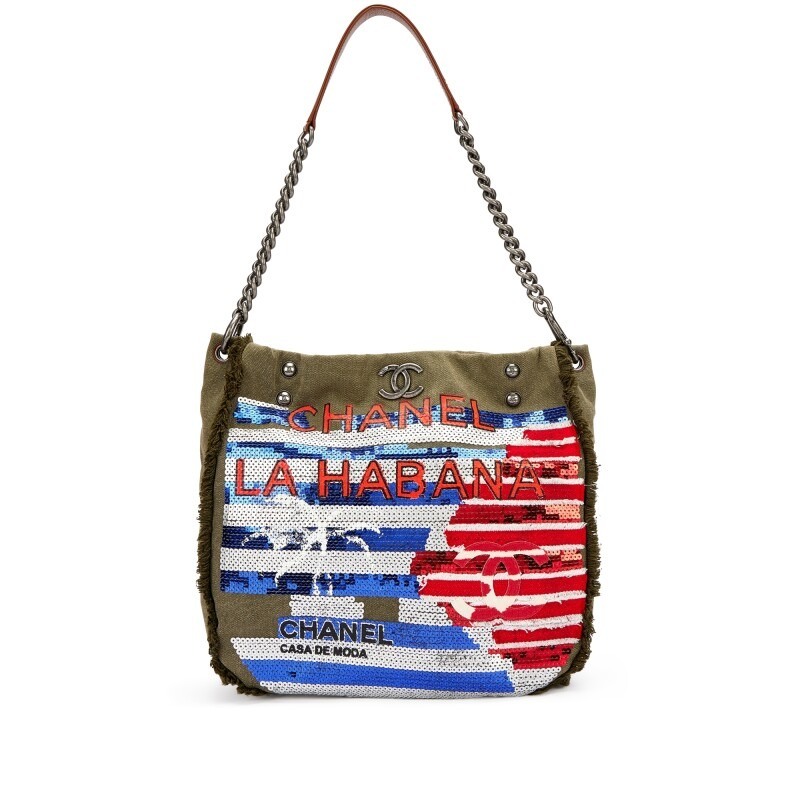 Estas son las Vans para conjuntar con tu bolso Chanel