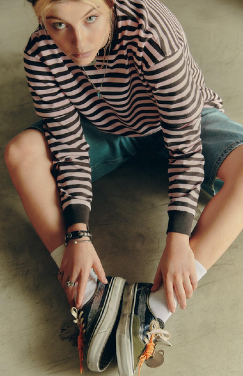 Estas son las Vans para conjuntar con tu bolso Chanel