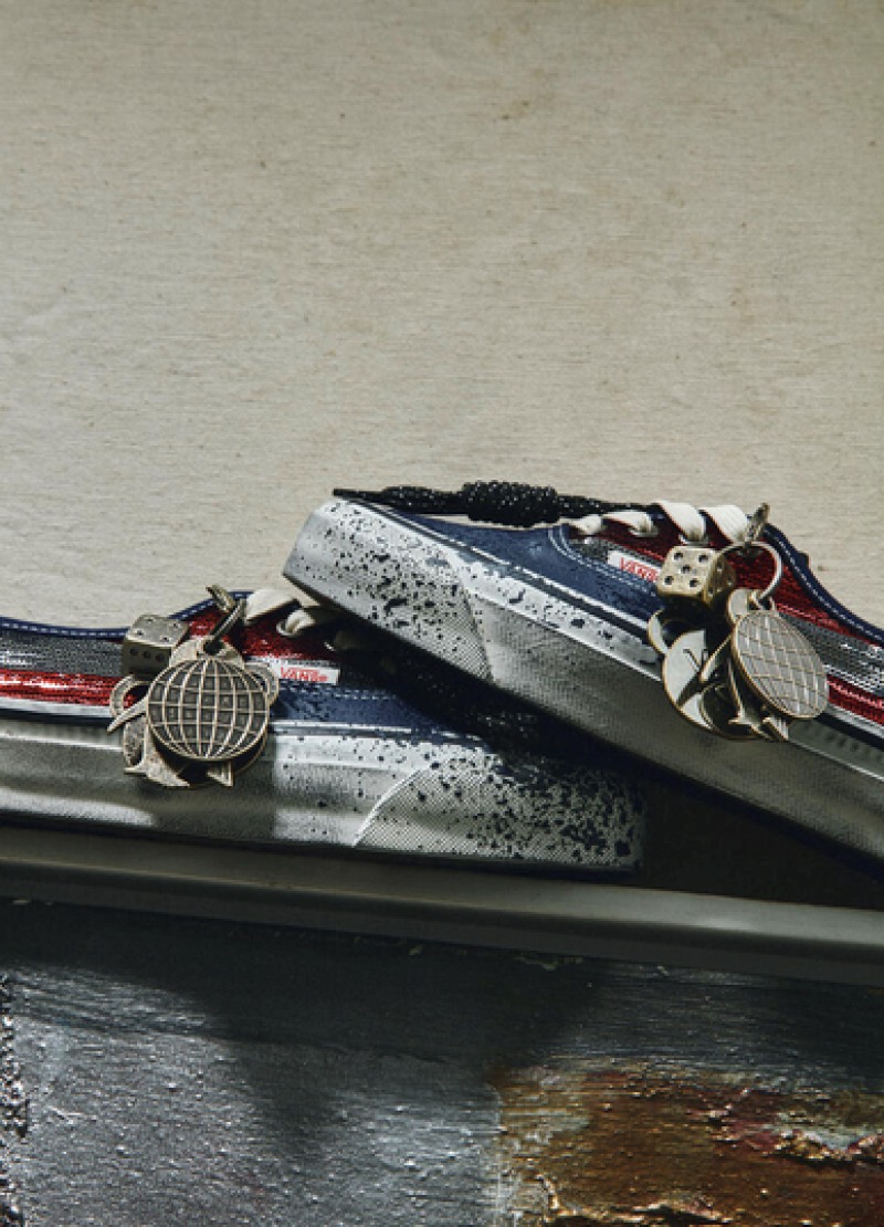 Estas son las Vans para conjuntar con tu bolso Chanel