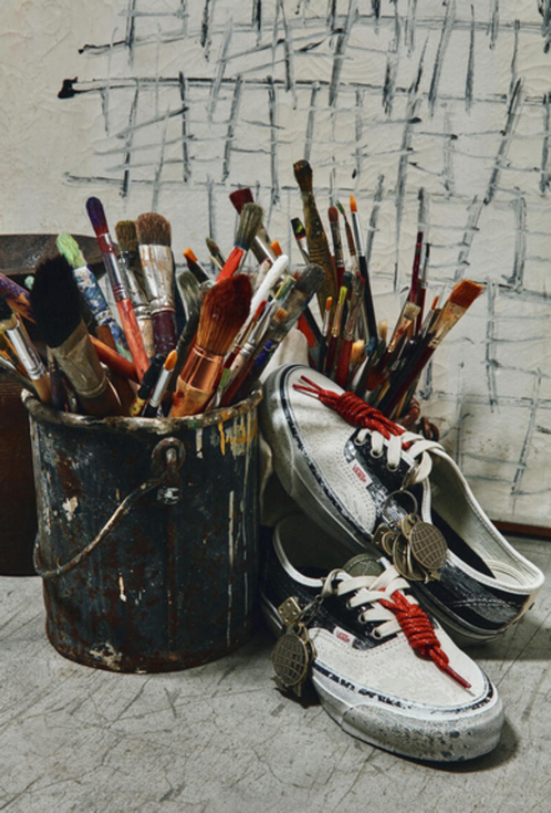 Estas son las Vans para conjuntar con tu bolso Chanel