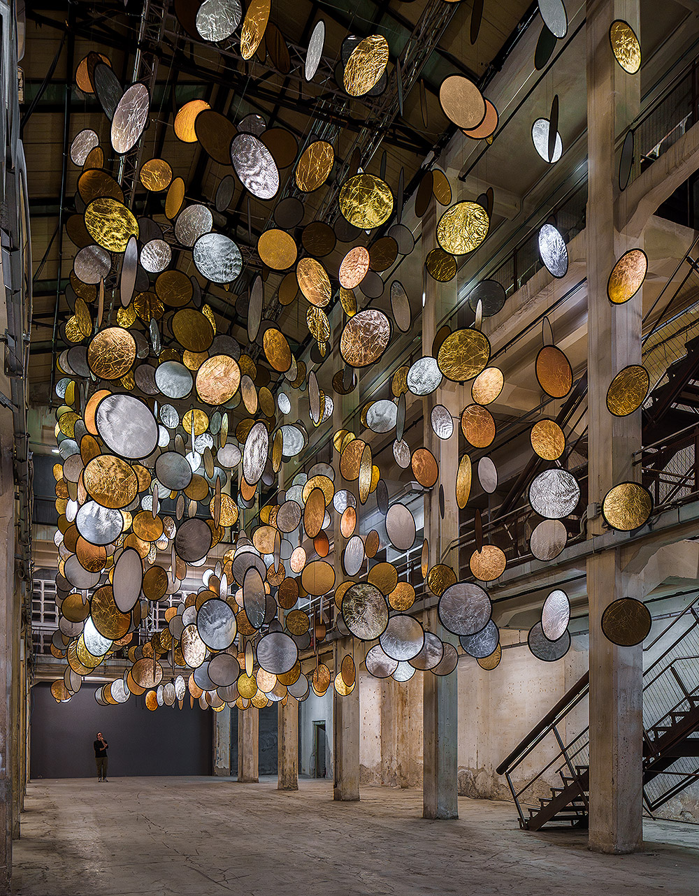 Halos de SpY transforma el espacio en luz y movimiento