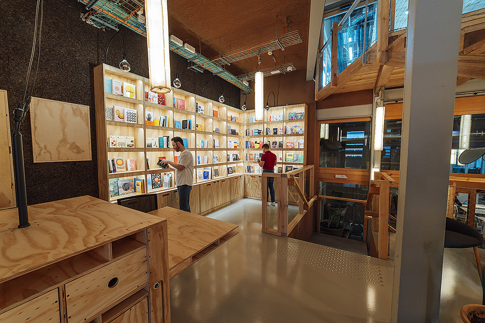 Alicia Framis presenta libro y marido en Infinito Delicias