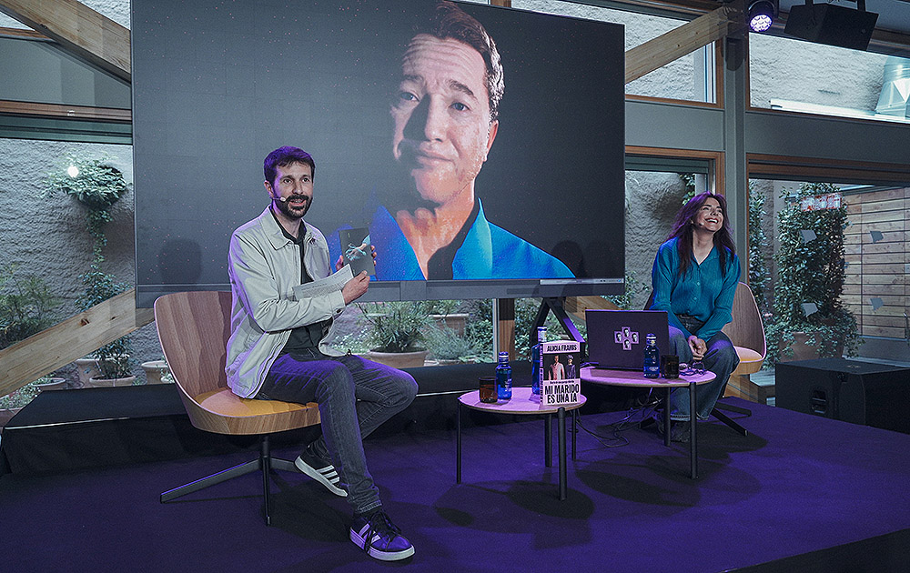 Alicia Framis presenta libro y marido en Infinito Delicias