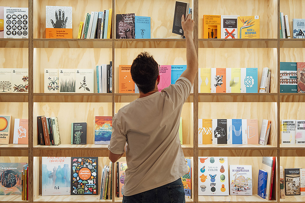 Alicia Framis presenta libro y marido en Infinito Delicias