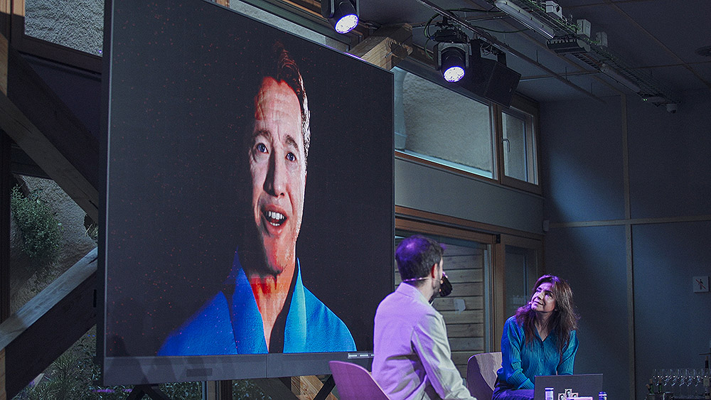 Alicia Framis presenta libro y marido en Infinito Delicias