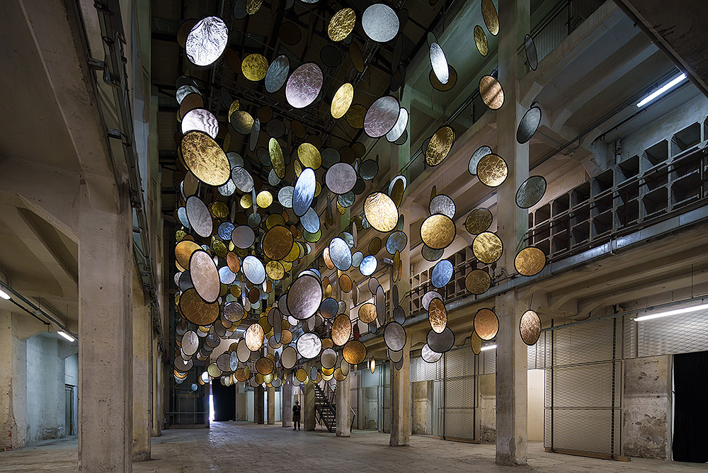 Halos de SpY transforma el espacio en luz y movimiento