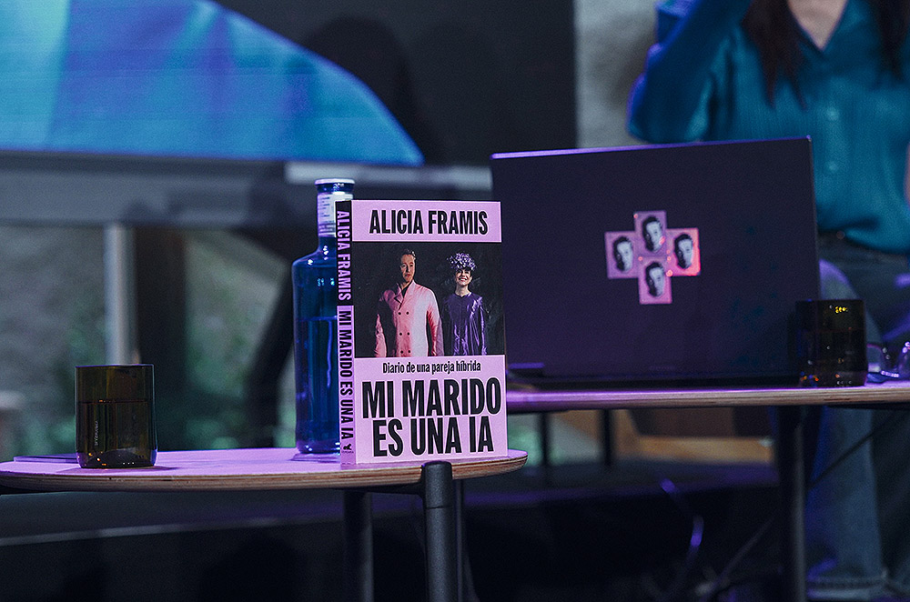 Alicia Framis presenta libro y marido en Infinito Delicias