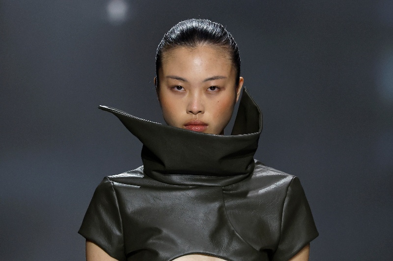 Eñaut en 080 Barcelona Fashion crea tensión visual sin ego