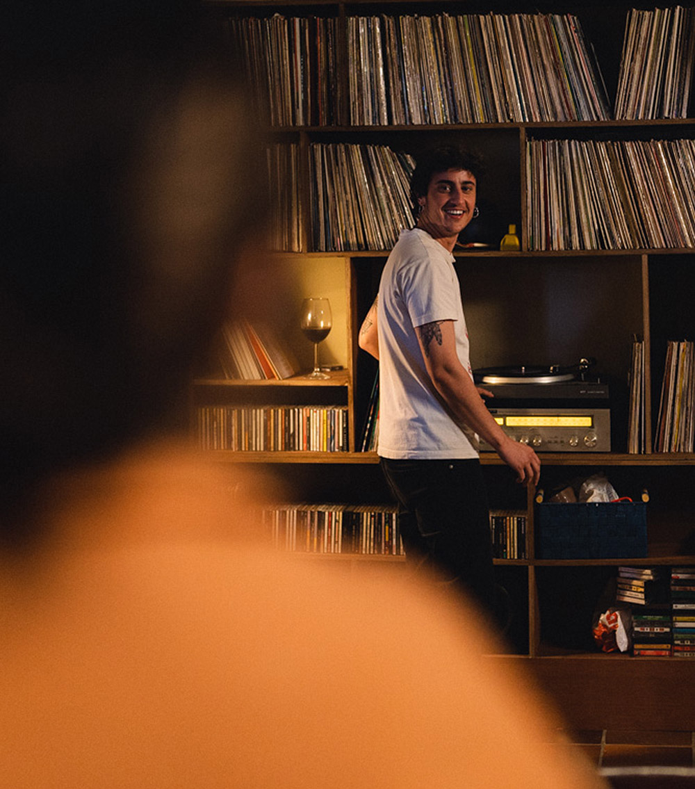 Charlamos con Anxos Fazáns sobre Las Líneas Discontinuas